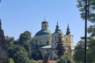 Małe miasteczko, wielka architektura. Ten świętokrzyski kościół przypomina rzymskie świątynie