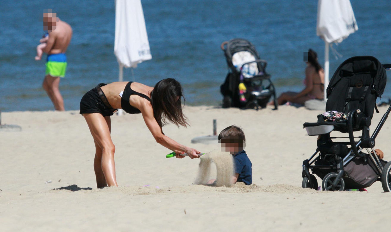Marta Kaczyńska okopała się z synkiem na plaży