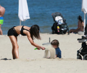 Marta Kaczyńska okopała się z synkiem na plaży
