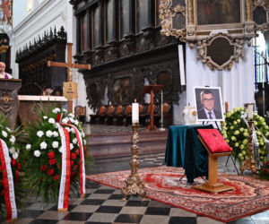 GDAŃSK: Pogrzeb Piotra Świąca. Dziennikarza żegnają tłumy