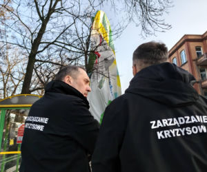 Szokujący wypadek! Balon uderzył w blok, jedna osoba nie żyje