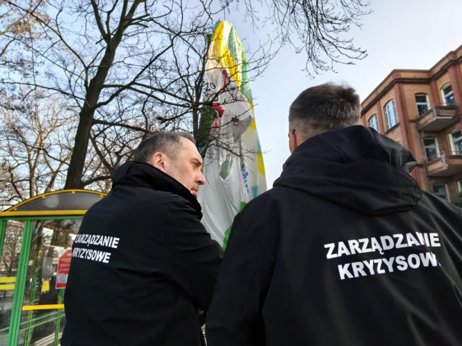 Szokujący wypadek! Balon uderzył w blok, jedna osoba nie żyje