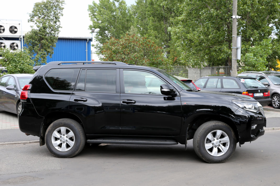 Mikołaj Roznerski i terenowa Toyota Land Cruiser