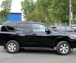 Mikołaj Roznerski i terenowa Toyota Land Cruiser