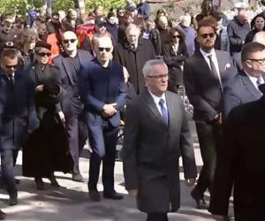 Wzruszona Doda w kondukcie żałobnym na pogrzebie Łukasza Litewki. Piosenkarka żegna zaprzyjaźnionego posła