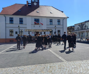 Polonez maturzystów z I LO na rynku w Ostrzeszowie