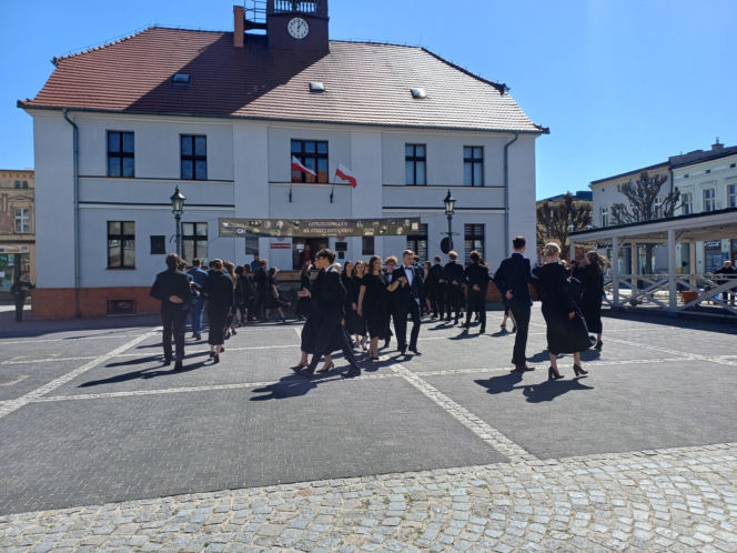 Polonez maturzystów z I LO na rynku w Ostrzeszowie