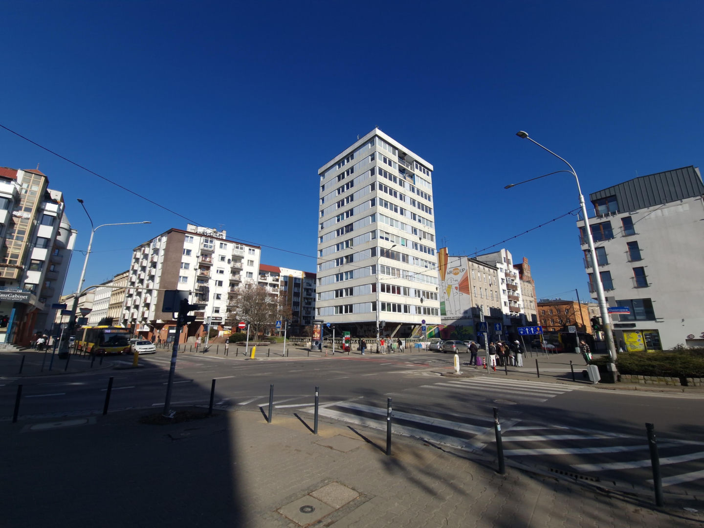 Trzonolinowiec - wieżowiec przy Kościuszki we Wrocławiu z lat 60. przed remontem