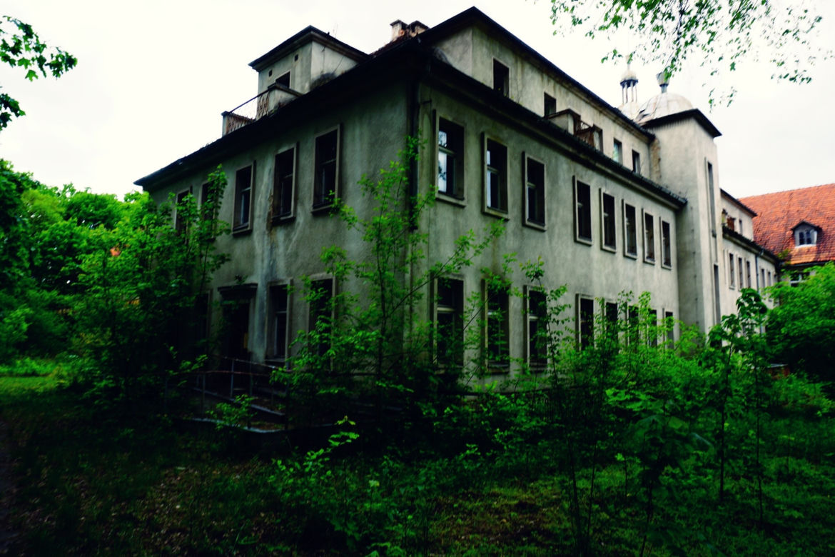 Opuszczony szpital rehabilitacyjny dla dzieci w Wielkopolsce [GALERIA]