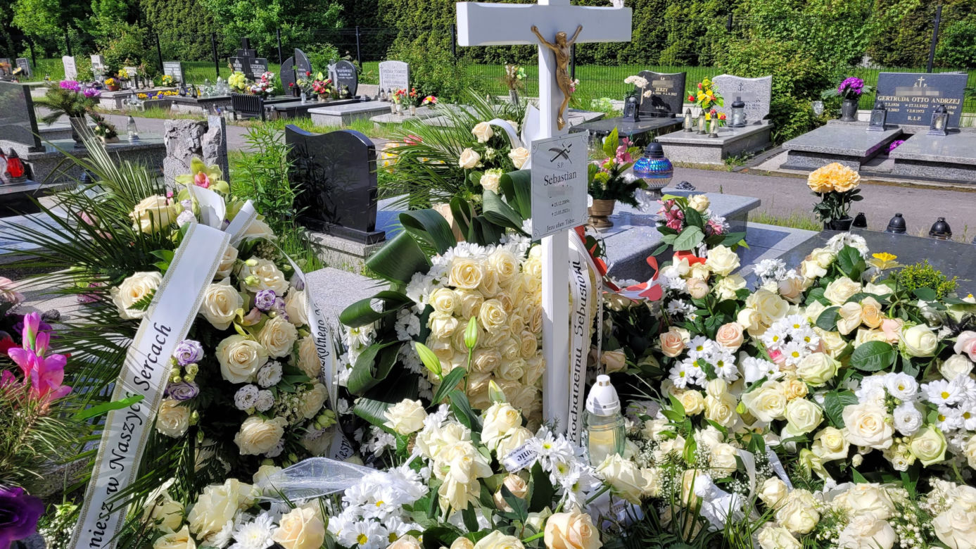 Grób 11-letniego Sebastiana zasypany białymi kwiatami. Mieszkańcy pamiętają o chłopcu