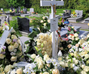 Grób 11-letniego Sebastiana zasypany białymi kwiatami. Mieszkańcy pamiętają o chłopcu