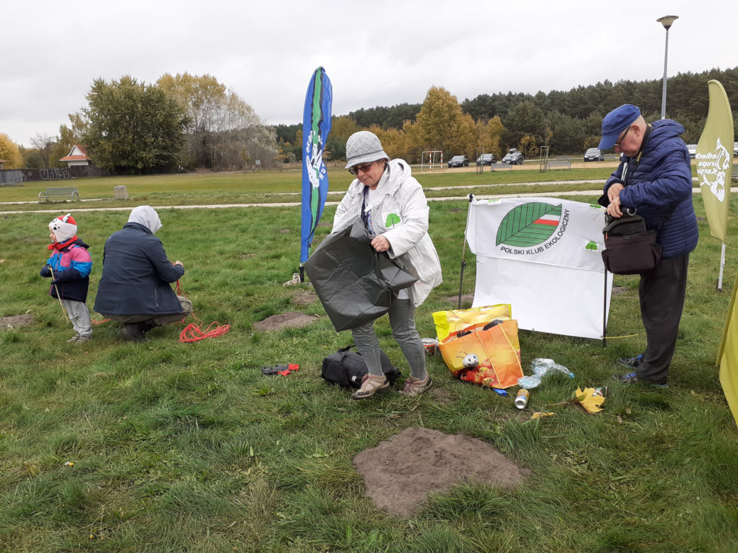 Jesienne porządki nad zalewem Muchawka w Siedlcach w 2021 roku