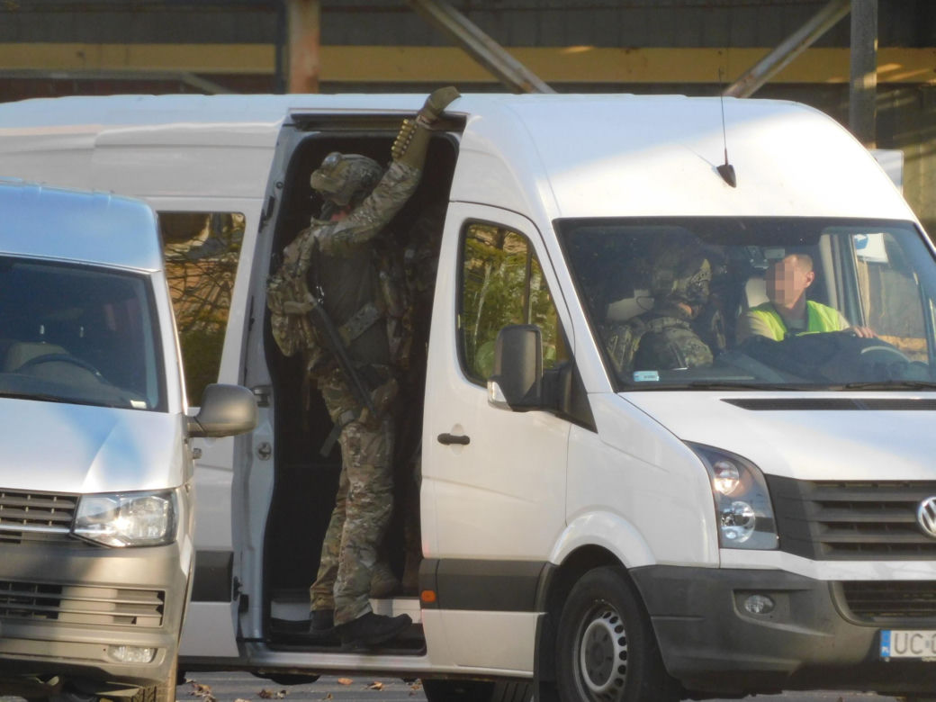 Strzały i wybuchy w Warszawie. Helikoptery nad miastem, na ulicach uzbrojone pojazdy! Co się dzieje? 	
