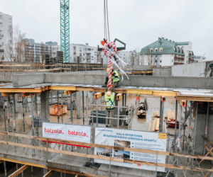 Nowa hala sportowa powstaje w Warszawie. Na budowie zawisła symboliczna wiecha 