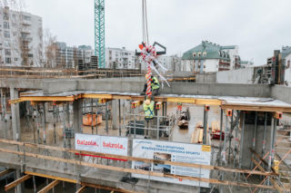 Nowa hala sportowa powstaje w Warszawie. Na budowie zawisła symboliczna wiecha 