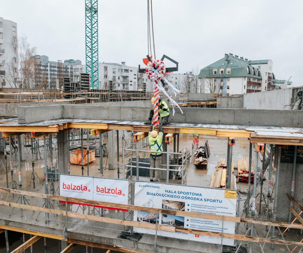 Nowa hala sportowa powstaje w Warszawie. Na budowie zawisła symboliczna wiecha 