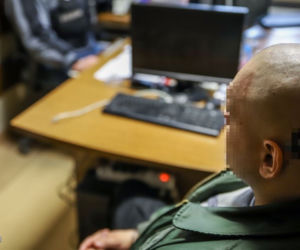 Noże, tasaki, miecze... ABW zatrzymała trzech mężczyzn za sianie nienawiści i znalazla niebezpieczne przedmioty