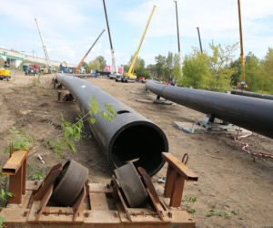 Zgrzewają rury do budowy rurociągu