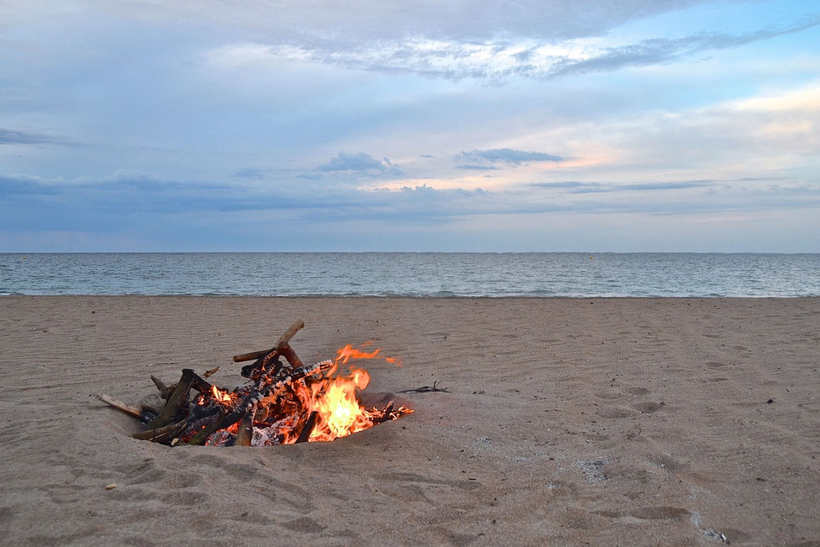 Ognisko na plaży. Czy można je rozpalić?