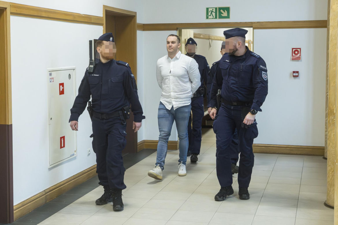 Co widać na nagraniu ataku nożem na Nowym Świecie? Sąd odtworzył szokujący materiał