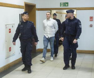 Co widać na nagraniu ataku nożem na Nowym Świecie? Sąd odtworzył szokujący materiał