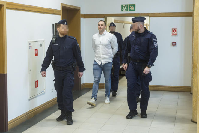 Co widać na nagraniu ataku nożem na Nowym Świecie? Sąd odtworzył szokujący materiał