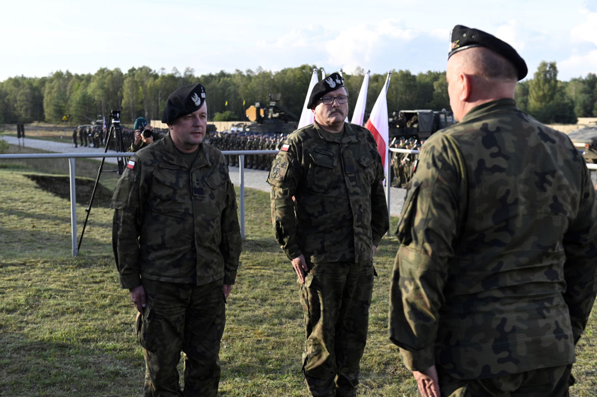 UROCZYSTOSC PRZEKAZANIA DOWÓDZTWA W 12 SZCZECINSKIEJ DYWIZJI ZMECHANIZOWANEJ