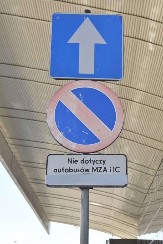 Taksówkarze wyrzuceni spod centralnego. Miejsca parkingowe stoją puste