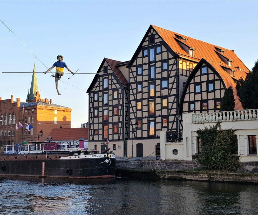 Przechodzący przez rzekę