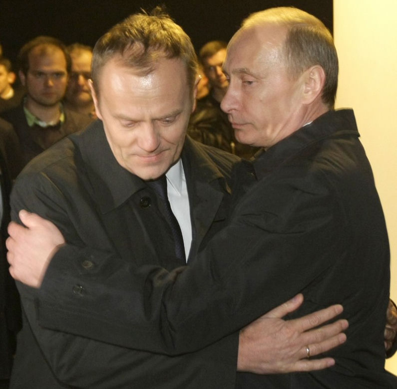Premierzy Tusk i Putin na miejscu katastrofy 