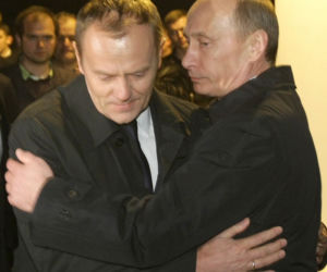 Premierzy Tusk i Putin na miejscu katastrofy 
