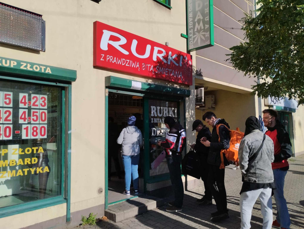 Rurki na Woli - przed lokalem stoją tłumy