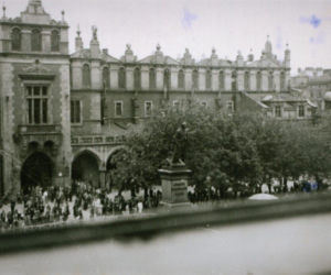Tak wyglądał Kraków w czasie II wojny światowej. Archiwalne zdjęcia ukazują mroczne oblicze miasta [GALERIA]