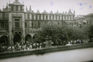 Tak wyglądał Kraków w czasie II wojny światowej. Archiwalne zdjęcia ukazują mroczne oblicze miasta [GALERIA]