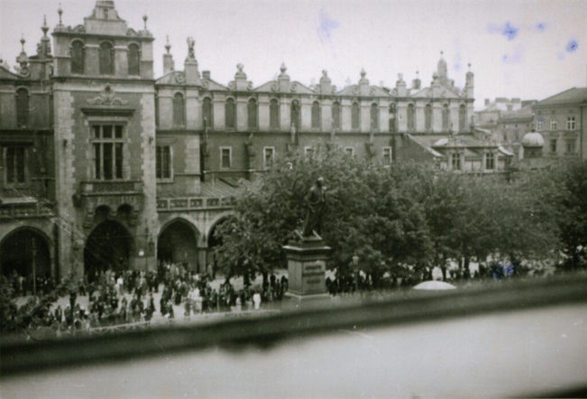 Tak wyglądał Kraków w czasie II wojny światowej. Archiwalne zdjęcia ukazują mroczne oblicze miasta [GALERIA]