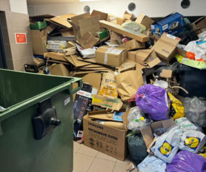 Śmieci wylewają się ze śmietników w Warszawie