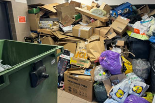 Śmieci wylewają się ze śmietników w Warszawie