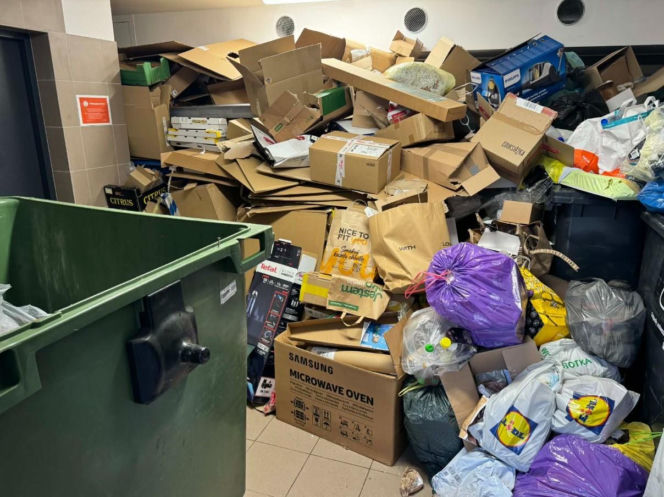 Śmieci wylewają się ze śmietników w Warszawie