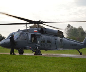 Policyjny Black Hawk z sercem na pokładzie wylądował przed szpitalem we Wrocławiu