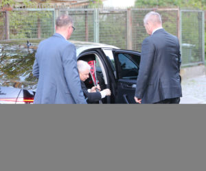Jarosław Kaczyński wychodzi ze szpitala o kulach