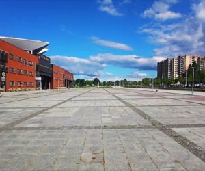 Plac przed Netto Areną przed zmianami