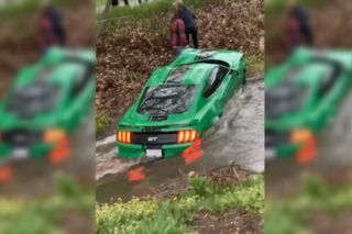 Rozbijanie Mustangów to już mainstream. Tym razem amerykański mięśniak zakończył jazdę w rzece - WIDEO