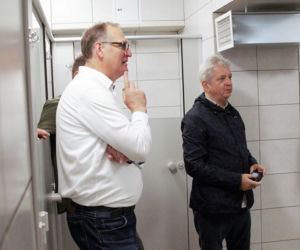Mały Zgon. Ekipa filmowa z Juliuszem Machulskim w byłym areszcie w Bartoszycach