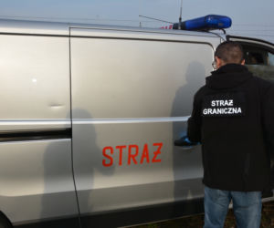 Udawali straż pożarną i przemycali papierosy [ZDJĘCIA]