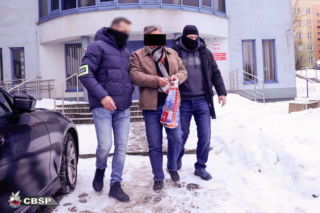 CBŚP i FBI zatrzymały w Polsce podejrzanego o oszustwa. Miał działać na szkodę NATO i rządu USA 