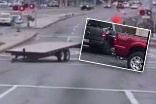 Zawsze sprawdzaj TO dwa razy! Przyczepka spadła z haka i narobiła szkód - WIDEO