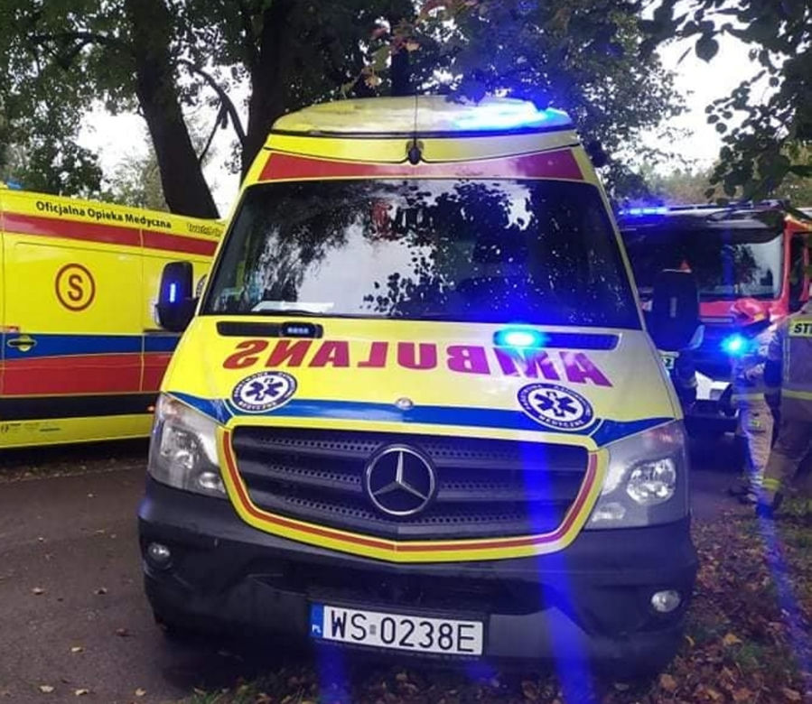 Horror  pod Siedlcami. 21-latek w bmw roztrzaskał się o drzewo. Auto owinęło się wokół pnia!