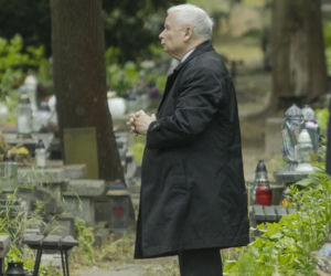 Kaczyński na cmentarzu. Pojechał uczcić mamę