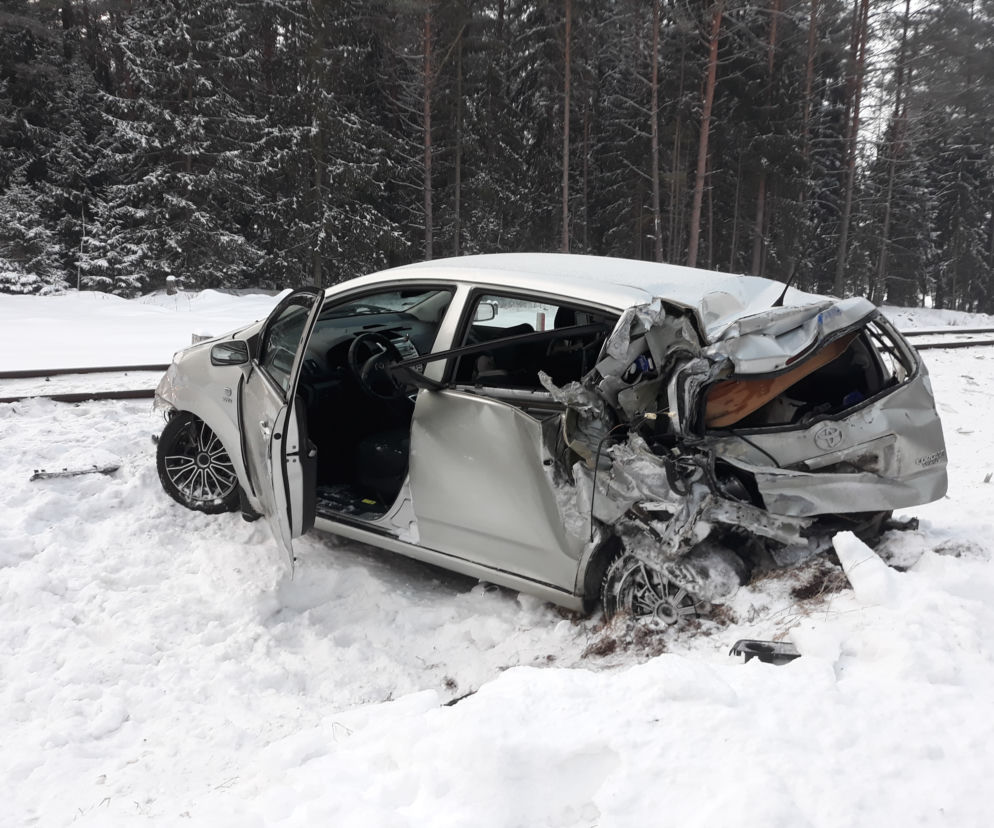 Podnowinka. Wypadek na niestrzeżonym przejeździe kolejowym. Kierowca toyoty miał bardzo dużo szczęścia