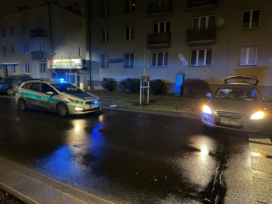 Warszawa, Praga-Południe. Na ulicy leżał zakrwawiony mężczyzna. Wyrzucono go z samochodu? 